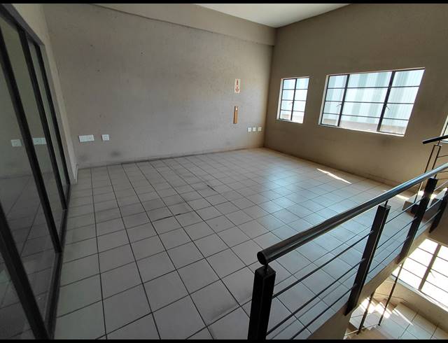 342M² WAREHOUSE TO LET IN POMONA